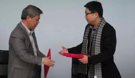 龙8国际电子平台组团学习体验无锡“拈花湾”，，，，，，并与MAO签署战略相助，，，，，，预示着龙8国际电子平台将在精品地产、工业地产、旅游地产等领域与MAO增强深度相助。。。。。